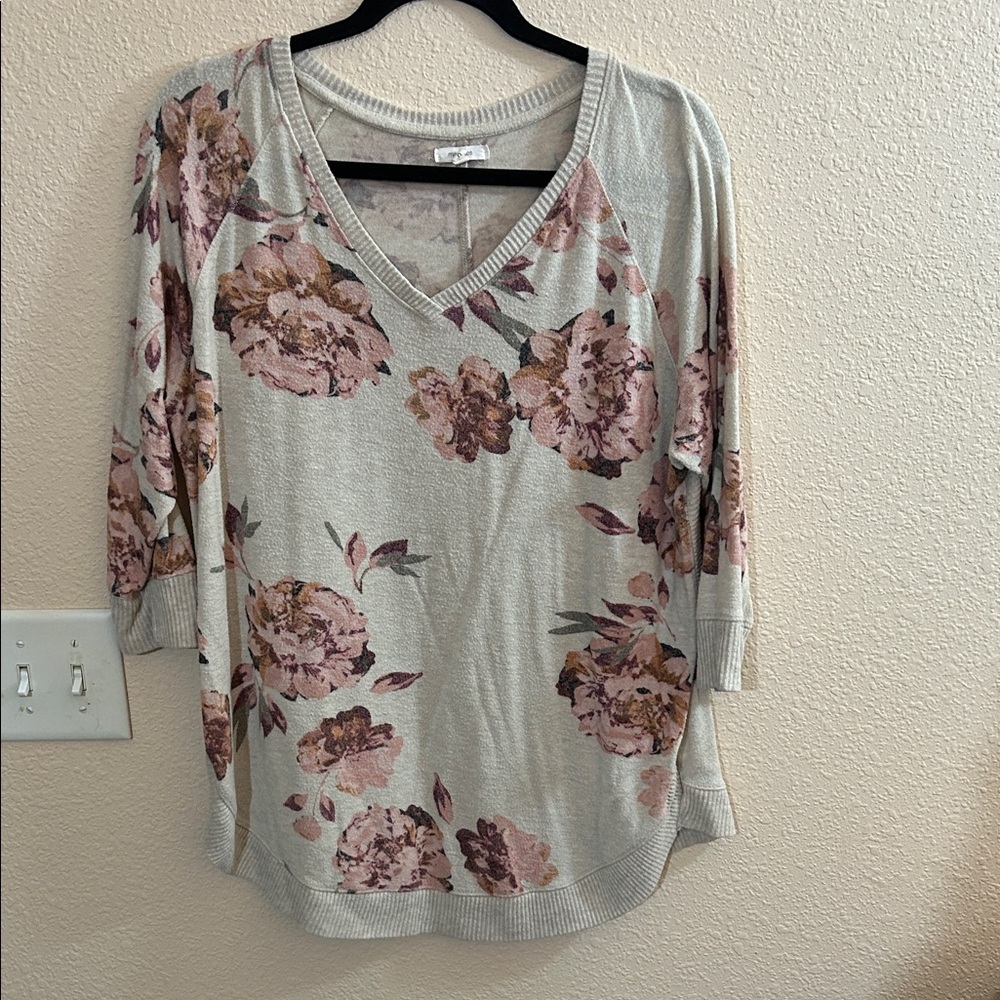 Maurice’s Floral V-Neck Round Hem Top